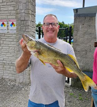 Reeling in trophy walleye on Lake Erie!